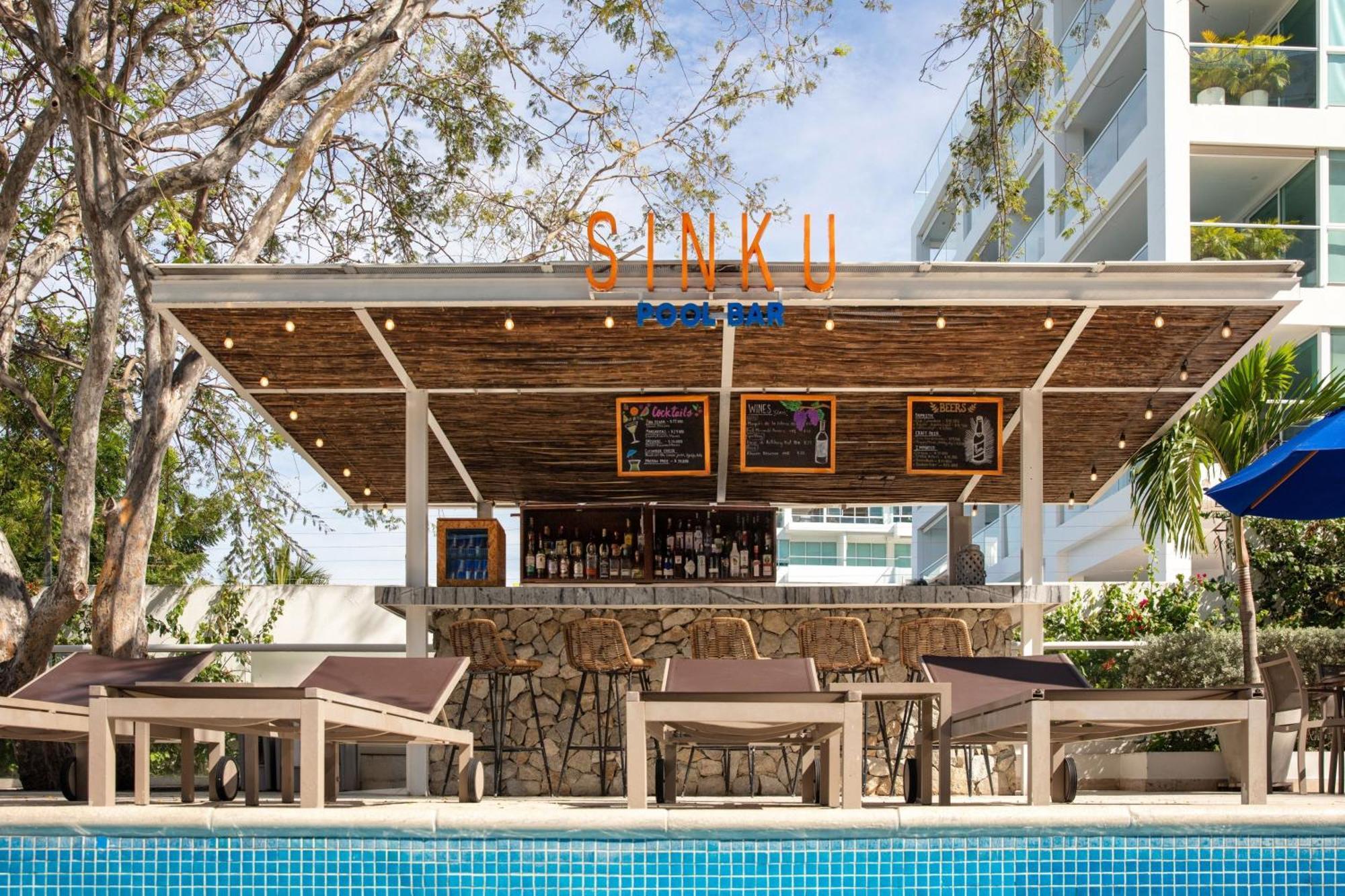 Santa Marta Marriott Resort Playa Dormida Ngoại thất bức ảnh The pool bar at the hotel